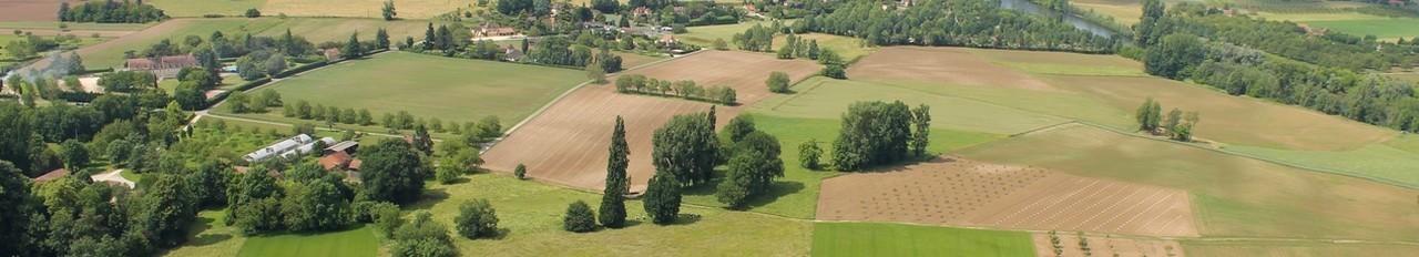 Paysage du cingle de Domme avec vue sur la Dordogne et des parcelles agricoles.